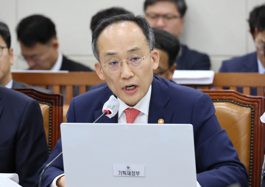 추경호 경제부총리 겸 기획재정부 장관이 22일 국회에서 열린 기획재정위원회 전체회의에서 의원 질의에 답변하고 있다. [연합뉴스]